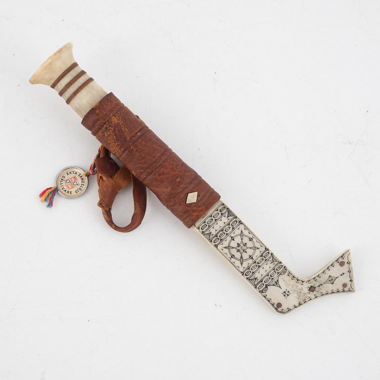 Esse Poggats, a reindeer horn knife.