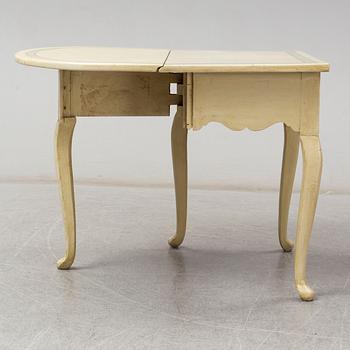 A late 18th or early 19th century gate leg table.