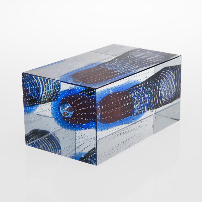 OIVA TOIKKA, GLASS CUBE. Signed Oiva Toikka, Nuutajärvi 10/200, 2009.