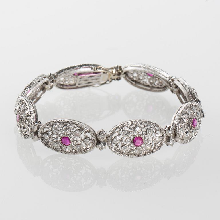 ARMBAND, Buccellati signerad, 18K vitguld med rubiner samt åttkantsslipade diamanter, (troligen Federico Buccellati).
