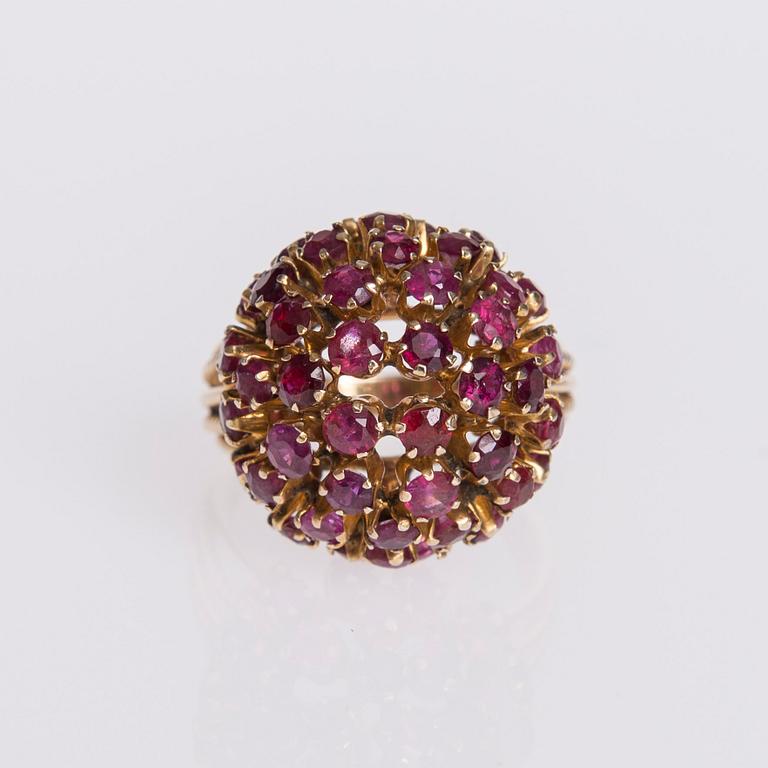 RING, ljusröda safirer, 18K guld.