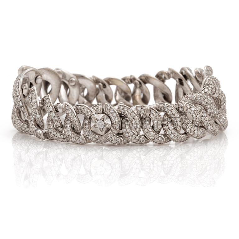 A brilliant cut diamond bracelet. Total carat weight circa 4.50 cts.