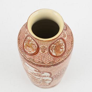 A porcelain vase, Japan, beginning of the 20th century.