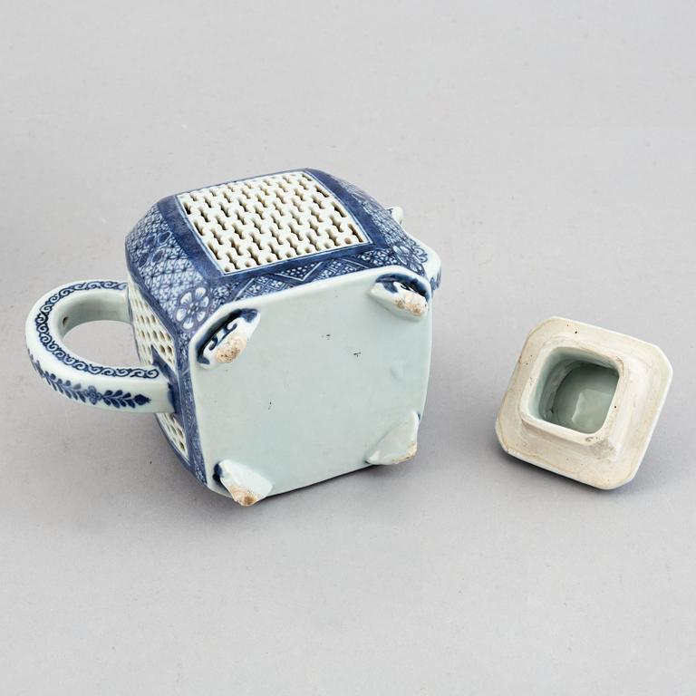 A blue and white chesnut basket and a tea pot with cover, Qing dynasty, 18th Century.