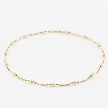 Necklace 18K gold with cultured pearls.