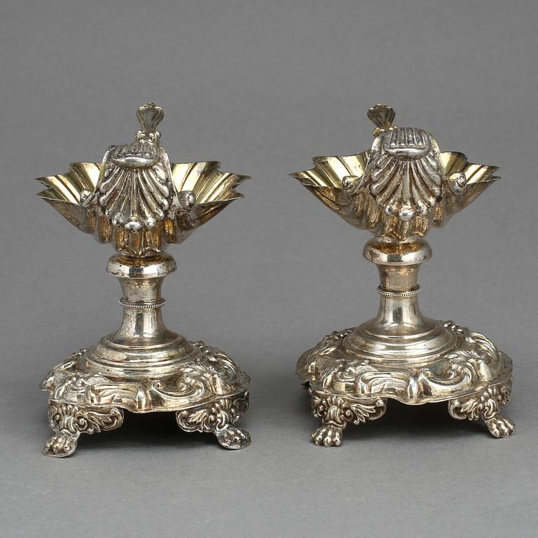 SALT- OCH PEPPARKAR, silver, Gustaf Möllenborg, Stockholm, 1843. Vikt ca 246g.