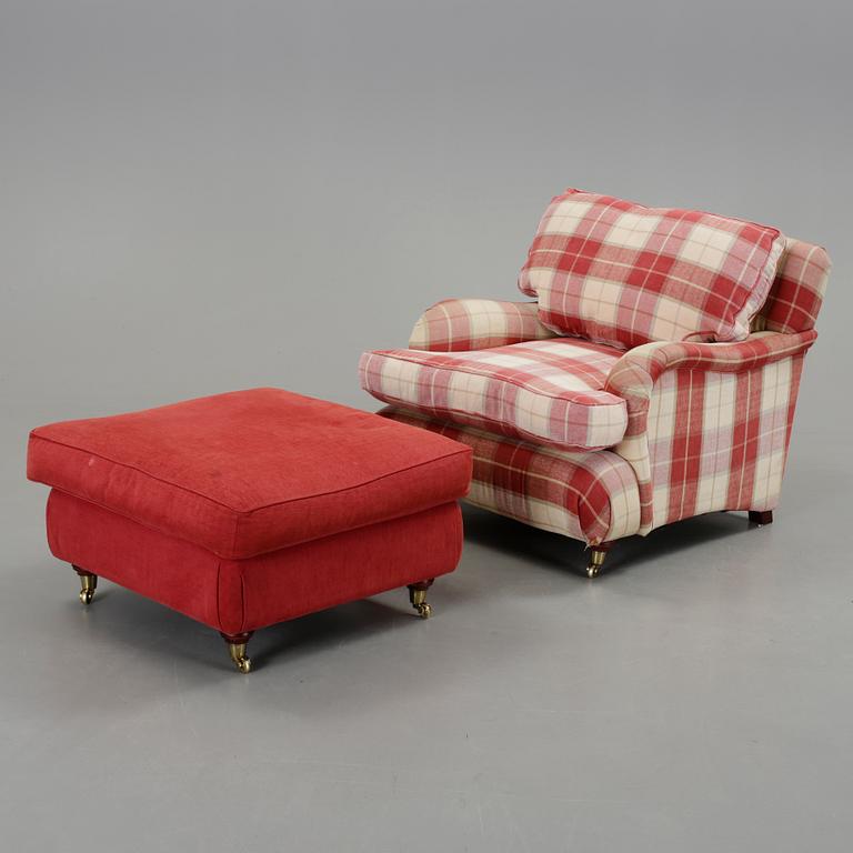 FÅTÖLJ MED FOTPALL, Howardmodell, modern tillverkning.