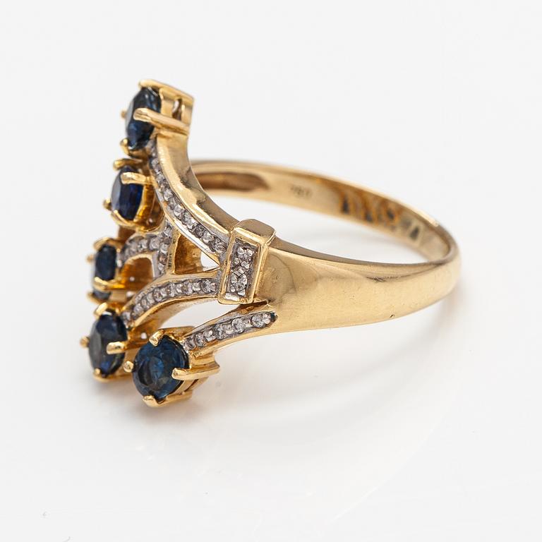 Ring, 18K guld, diamanter ca 0.07 ct tot ja safiireja.