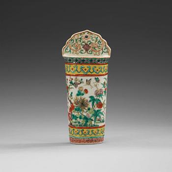 1657. A famille verte wall vase, late Qing dynasty, 19th Century.