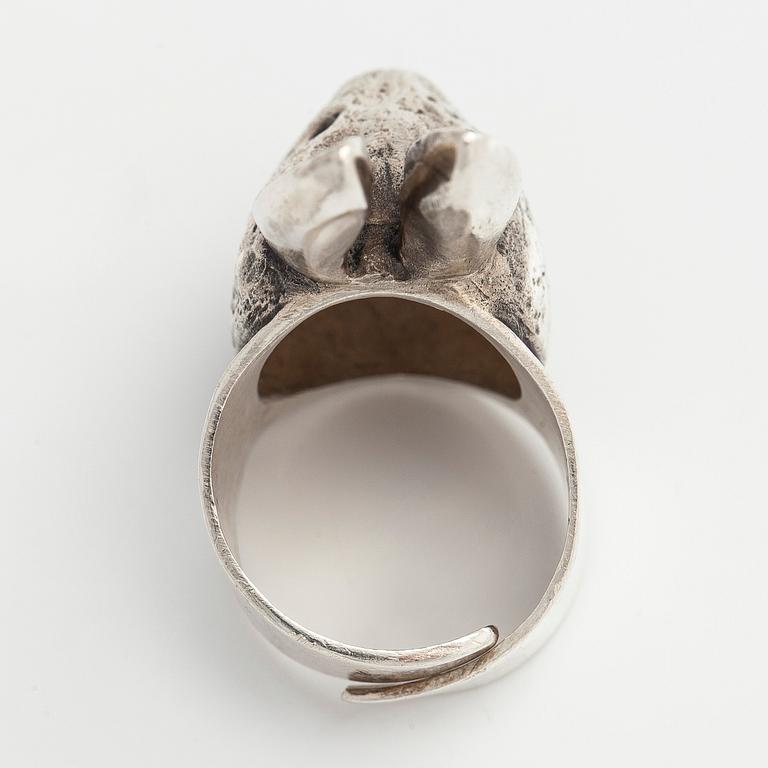 Eila Minkkinen, sormus, jänis, sterlinghopea, 2015.