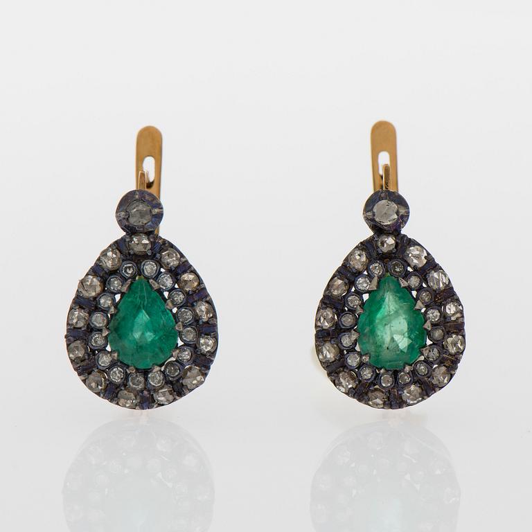 ÖRHÄNGEN, guld (583), smaragder tot. 2,4 ct, diamanter tot. ca 1,20 ct. Sovjetiska stämplar 1950-tal.