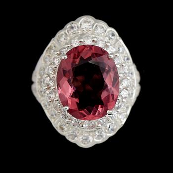 Ring, vitguldspläterat sterlingsilver, rosa morganit ca 6.10 ct, vita safirer tot ca 1.74 ct.