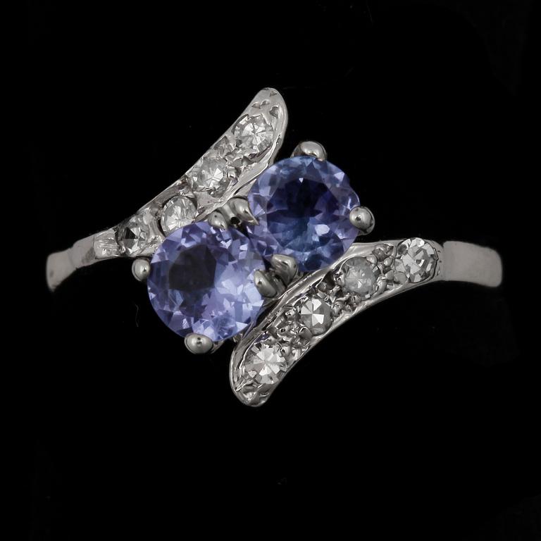 RING, 14k vitguld med två safirer tot ca1,00ct och diamanter. 2000-tal. Vikt 2,4g.