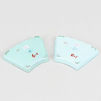 Two enamelled dishes for cabaret and a box with cover, Qing dynasty, 18th/19th century.