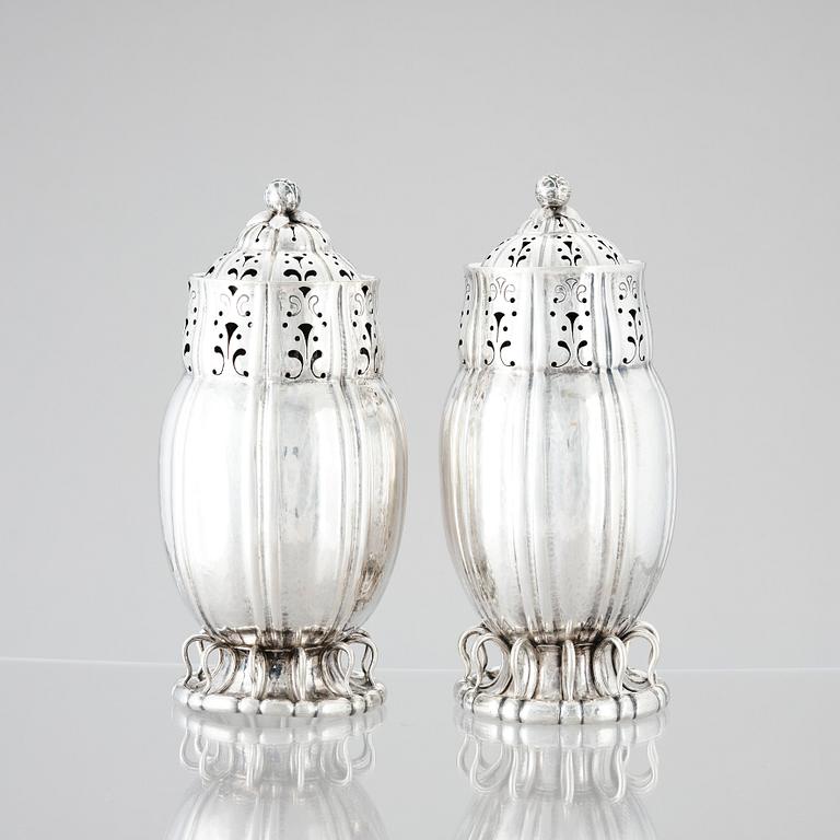 Georg Jensen, a pair of sugar casters, Copenhagen ca 1915-1919, 830/1000 silver, design nr 4.