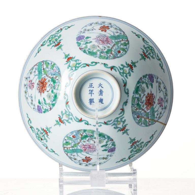 Skål, porslin. Qingdynastin med Yongzhengs märke och period (1723-35).