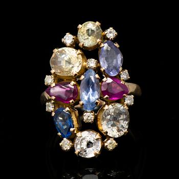 A RING, facetted sapphires in various colours, brilliant cut diamonds, 18K gold.