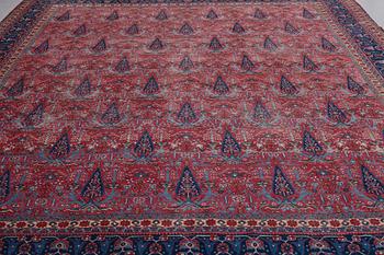 MATTO, a semi-antique Tabriz, ca 429,5 x 343,5 cm.