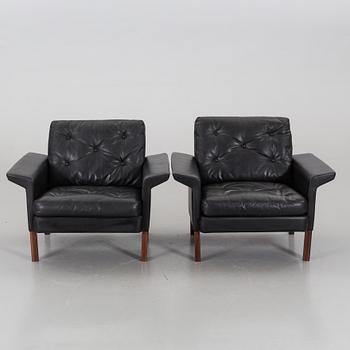 A PAIR OF BLACK LEATHER EASY CHAIRS, 1960's/1970's.