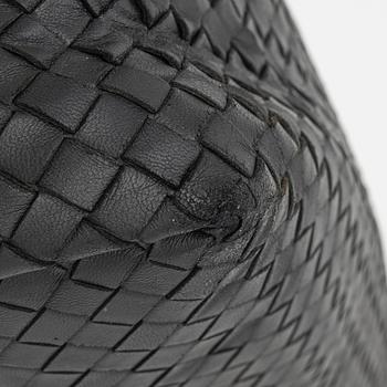 Bottega Veneta, a 'Medium Garda' bag.