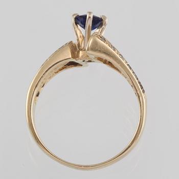 RING, 14K guld med ovalslipad blå safir samt 22 briljantslipade diamanter. Vikt 4,9 gram.