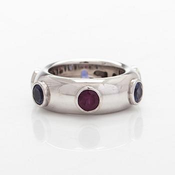 An 18K white gold ring with garnets and cordierites.