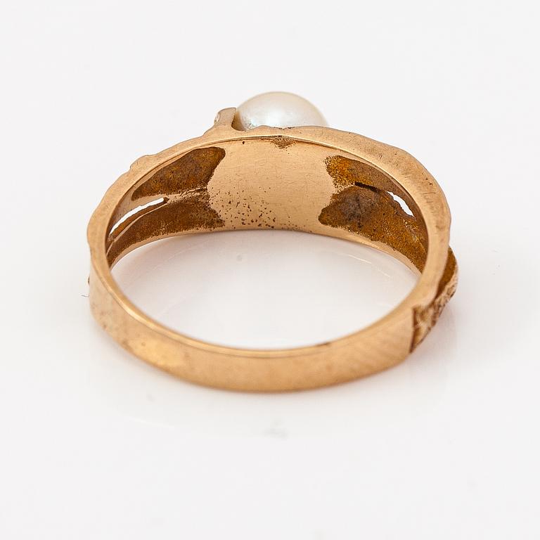 Björn Weckström, A 14K gold ring "Lappland spring" with a cultured pearl. Lapponia 1967.