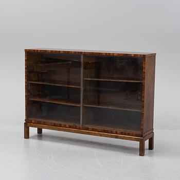 Bokhylla med glasdörrar, funkis, 1930-tal.