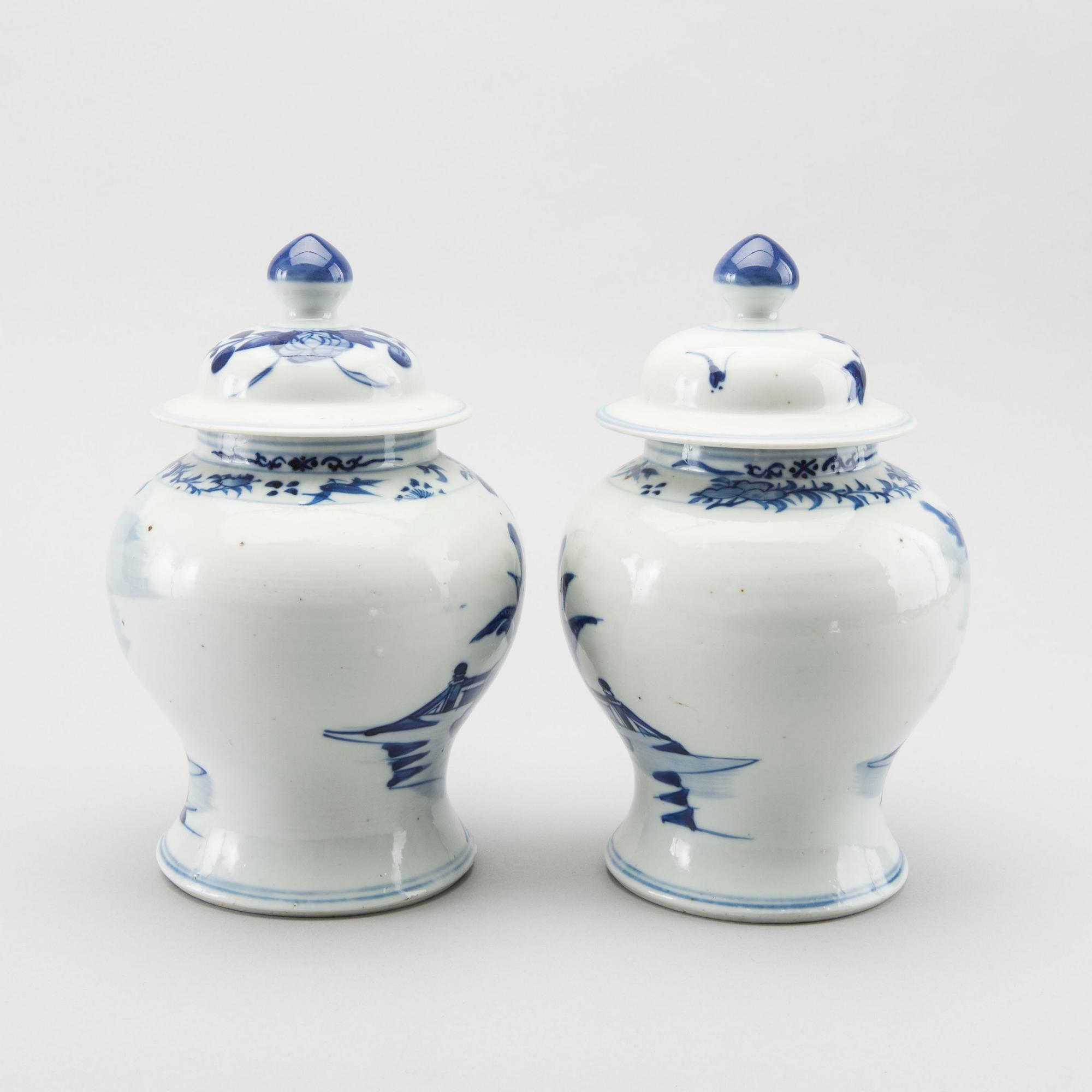 A PAIR OF CHINESE PORCELAIN  JAR WHIT COVER CA 1900.