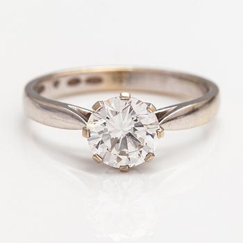 Ring, 18K vitguld, diamant ca 1.10 ct. Kalevi Piiranen, Helsingfors 1982.