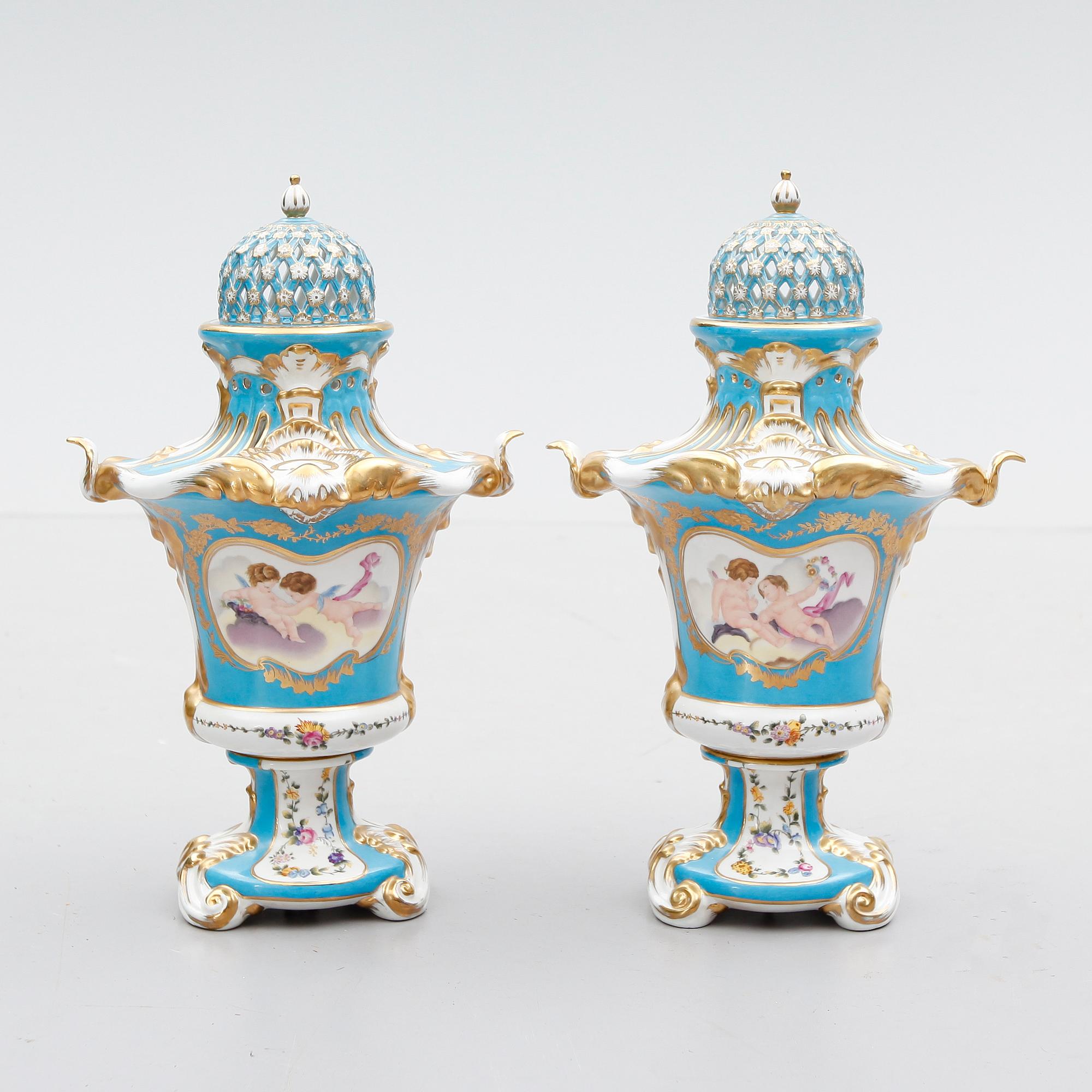 LOCKURNOR, 1 par, porslin, Sévresliknande märke, 1900-talets andra hälft.