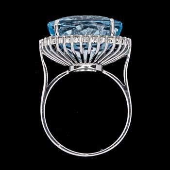 A blue topaz ring, app 12 cts, and brilliant cut diamonds, tot. 0.50 cts.