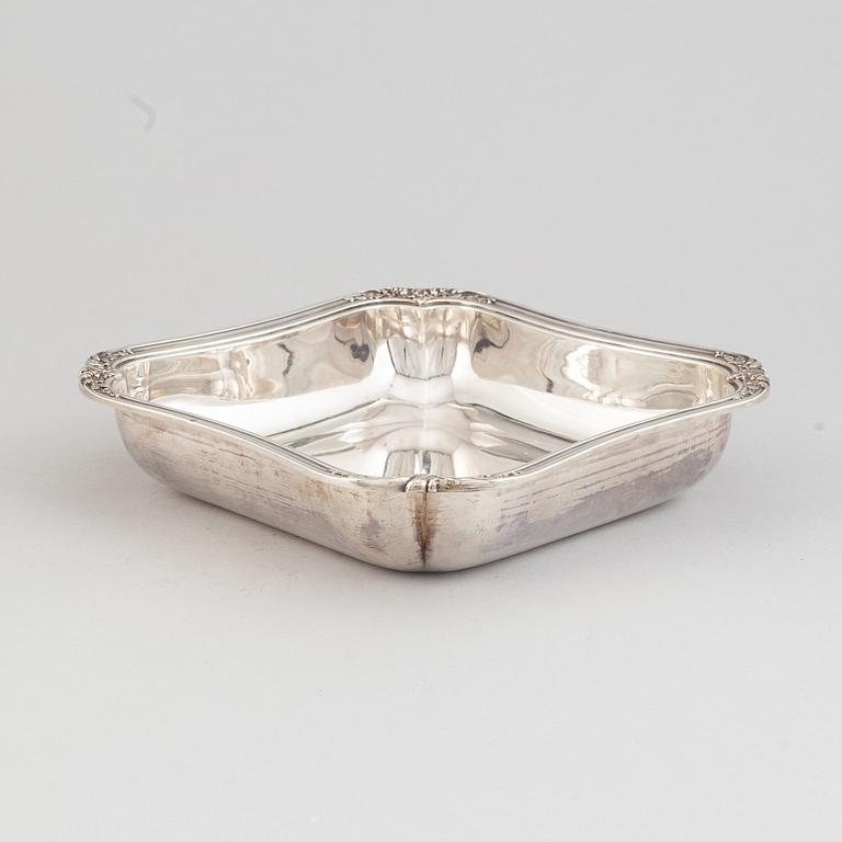Two French 19th century silver 950/1000 dishes, after 1838.