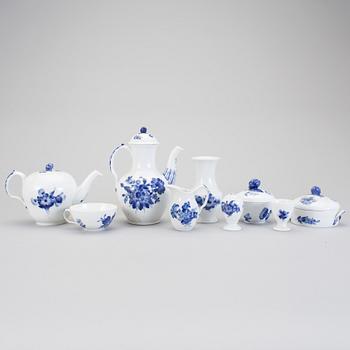 MATSERVIS, 116 delar, porslin, "Blå blomst", Royal Copenhagen.