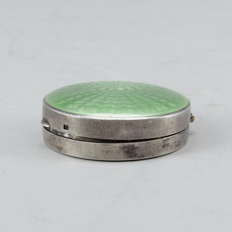 DOSA, silver och emalj, möjligen Sazikov, St Petersburg, Ryssland. Vikt ca 49 gram.
