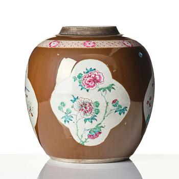 A famille rose jar, Qing dynasty, 18th century.
