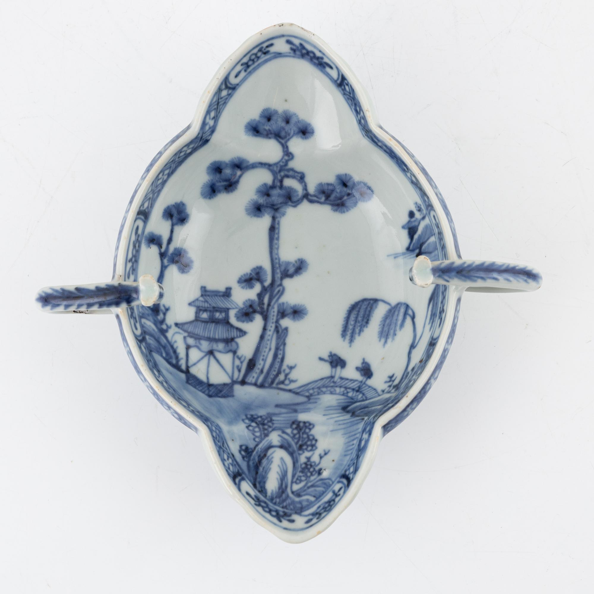 A Chinese blue and white export porcelain sauce boat, Qing dynasty, Qianlong (1736-95).
