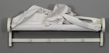 HANDUKSSTÄLLNING  med BRODERAD SKYDDSTYG, målat trä och bomull. 1900-talets mitt.