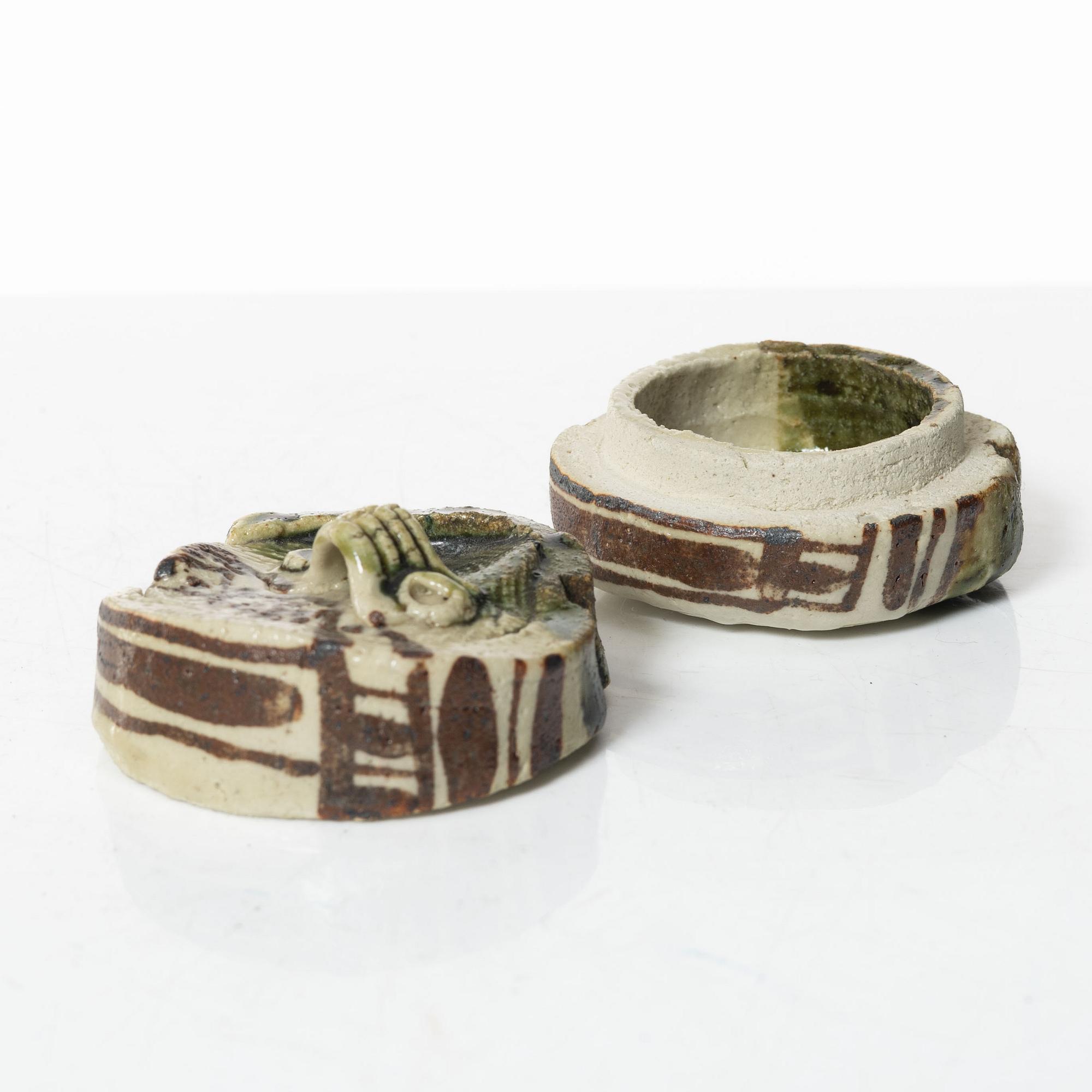 Dosa med lock, stengods, Japan, 1900-tal.