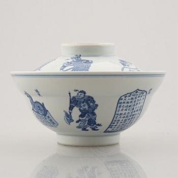 Koppar, 10 stycken samt skål med lock, porslin, Kina, sen Qingdynasti samt 1900-tal.