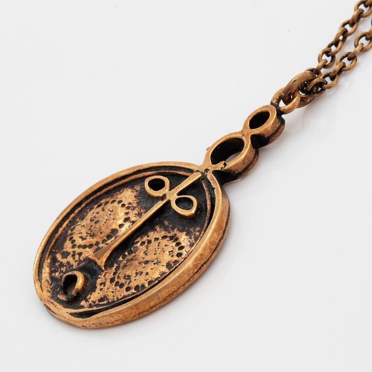 A Jorma Laine pendant with chain in bronze.