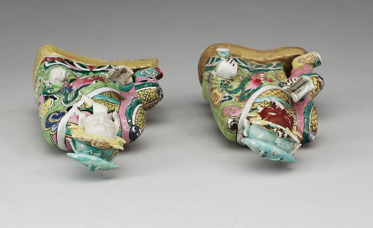FIGURINER, två snarlika, kompaniporslin. Qing dynastin, omkring 1800.