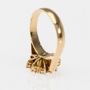 RING, 14K guld, smaragd, briljantslipade diamanter. Vikt ca 6,5 g.