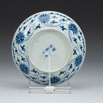 SKÅLFAT, fyra stycken, porslin, Qing dynastin, 1800-tal med Tongzhis sex karaktärer i underglasyr blått.