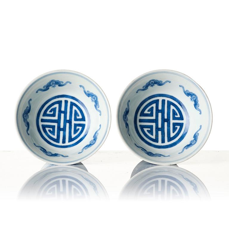 Stemcups, ett par, porslin. Qingdynastin med Daoguangs märke och period.
