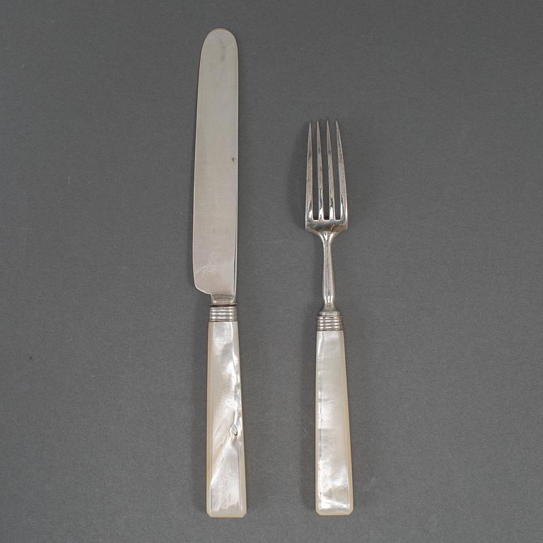 Joseph Willmore, fruktbestick 24 st, silver med pärlemorskaft, Birmingham 1822/23.