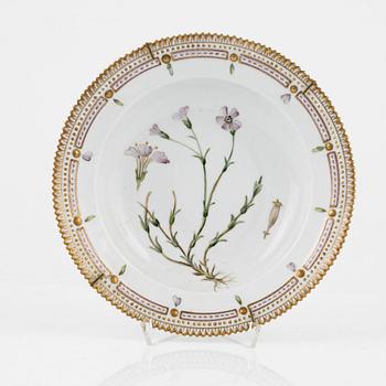 Royal Copenhagen, a 'Flora Danica' Haus Malerei porcelain plate, Denmark, 1954.