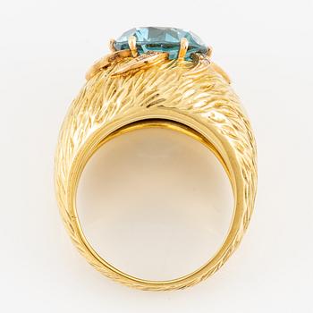 A ring in 18K gold with a blue faceted zircon and eight-cut diamonds.