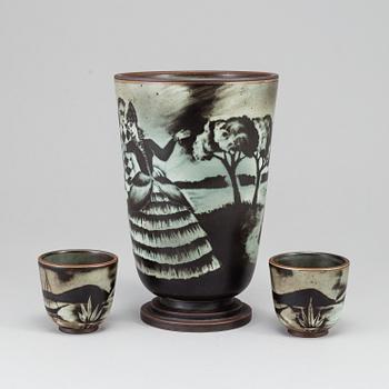 GUNNAR NYLUND, a "Flambé" stoneware vase and two cups, Rörstrand, 1930-40's.