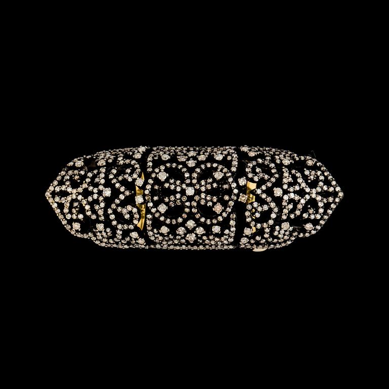 RING, oxiderat silver samt skenor i 14 k guld. åttkantslipade diamanter ca 3,50 ct. Vikt ca 14 g.